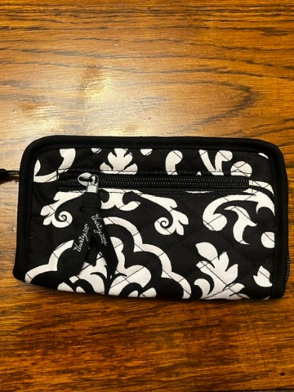 Thirty-one Zip around wallet, Black/White. Zip Pocket, Credit card slots Ex Con!